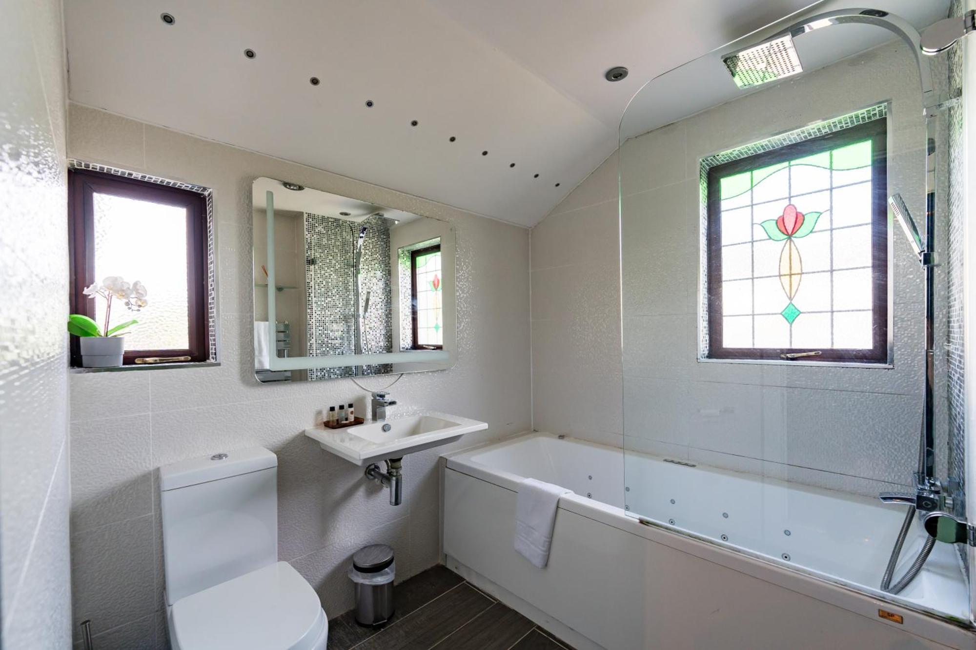 City Retreat, Spacious 4 Bed House, Games Room, Parking, Hot Tub & Bbq Cardiff Exterior foto