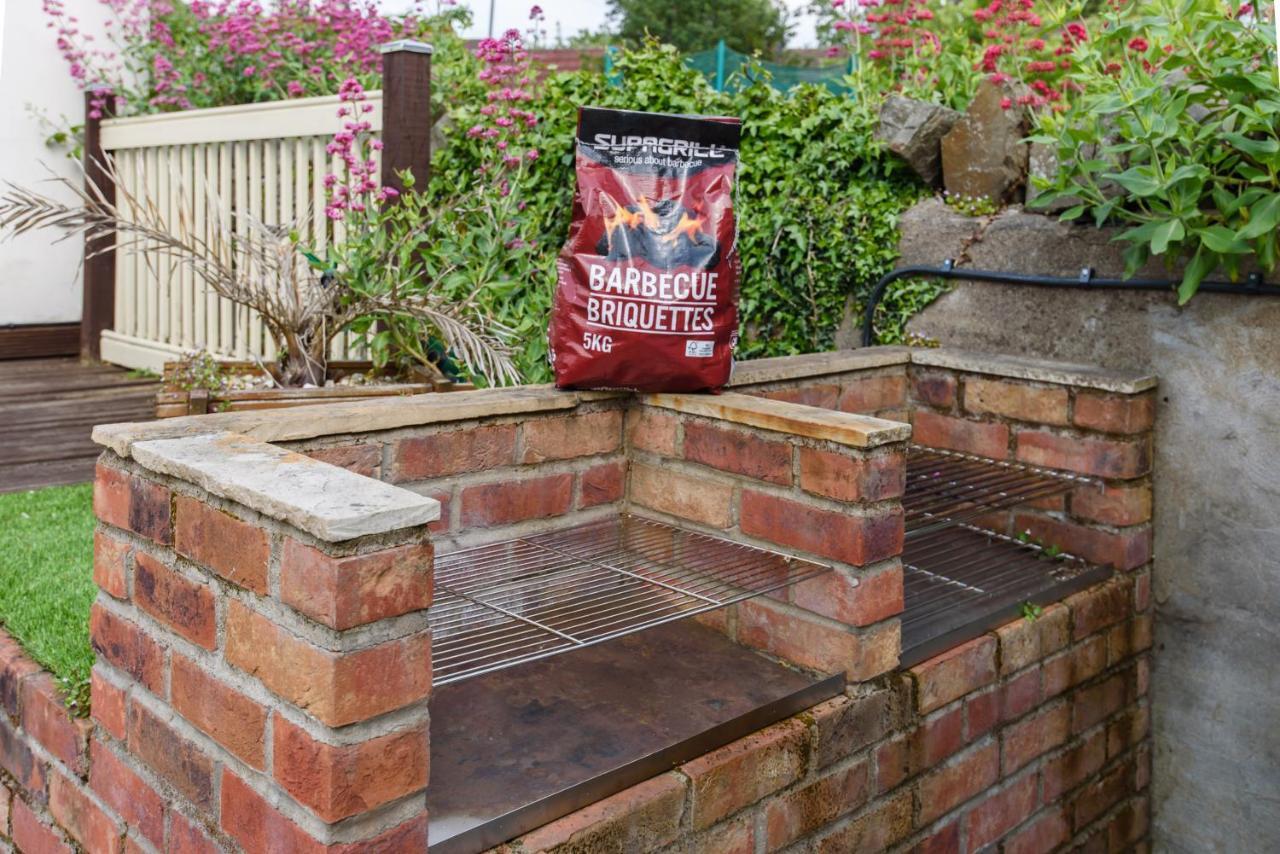 City Retreat, Spacious 4 Bed House, Games Room, Parking, Hot Tub & Bbq Cardiff Exterior foto